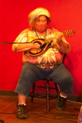 play mandolin